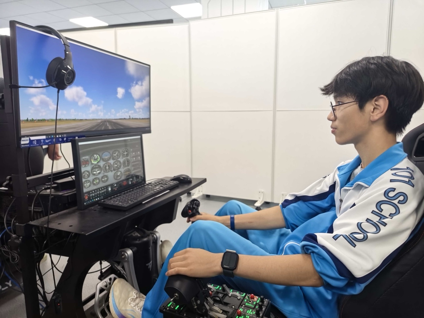 齐恩贺在北京航空航天大学体验飞行模拟驾驶