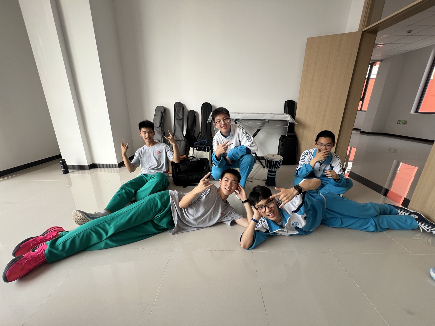 齐恩贺和同学在艺术节幕后合影